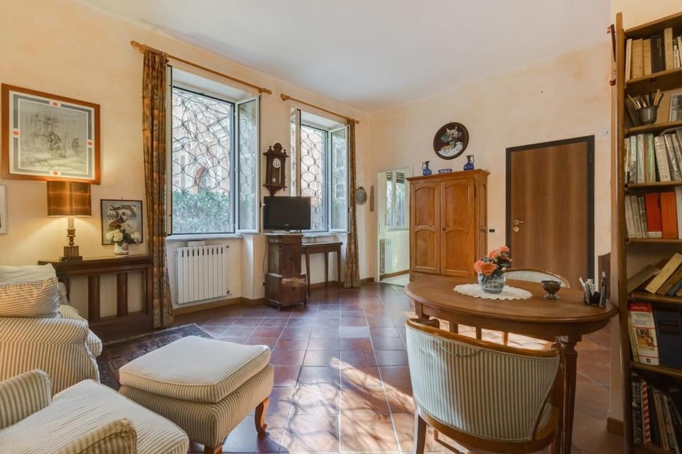 Charming Roman home by the Colosseum Apartment in Rome