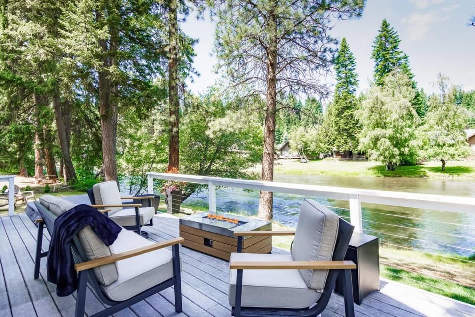 Natural landscape, Balcony/Terrace, Seating area, River view