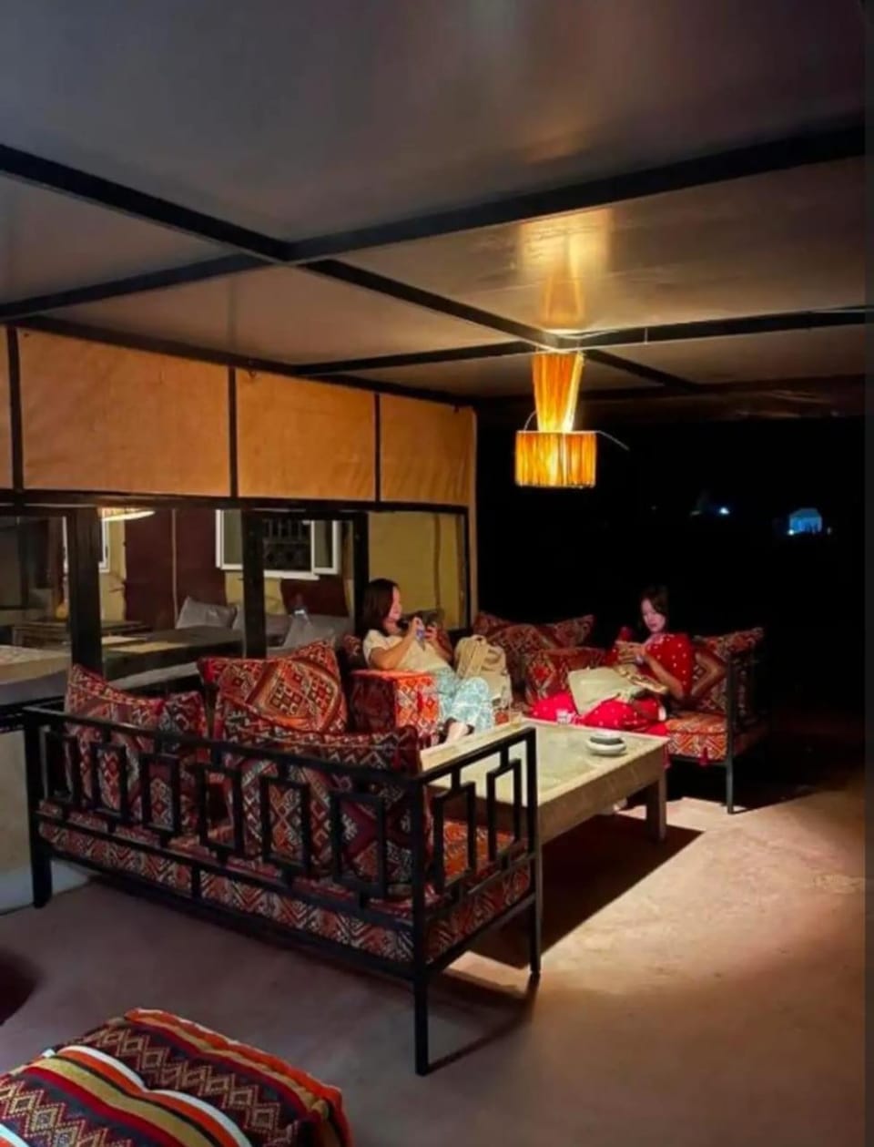 Bed, TV and multimedia, Living room, Photo of the whole room, Seating area, Bedroom