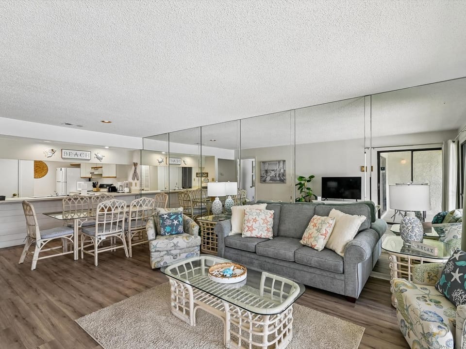TV and multimedia, Kitchen or kitchenette, Living room, Seating area, Dining area, furniture