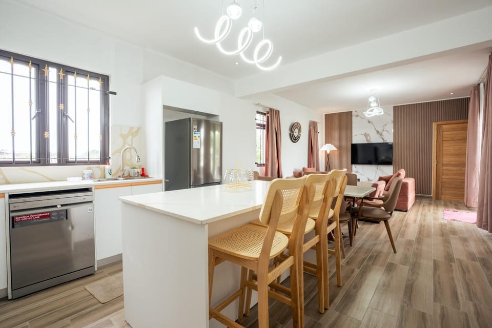 Kitchen or kitchenette, Seating area, dishwasher