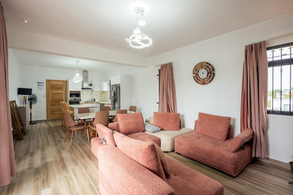 Kitchen or kitchenette, Living room, Seating area, Dining area