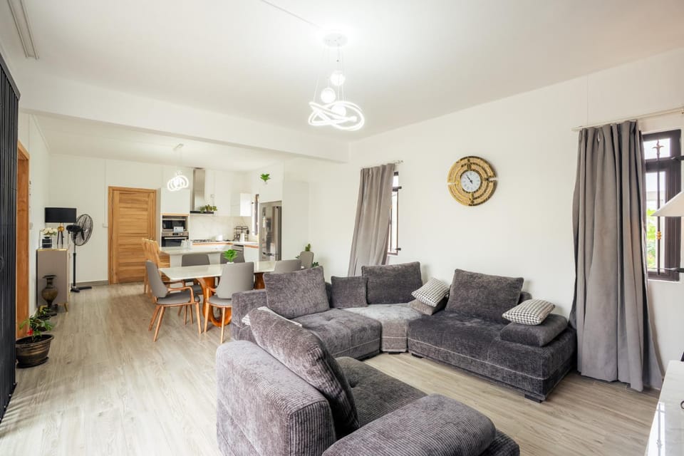 Kitchen or kitchenette, Living room, Seating area, Dining area