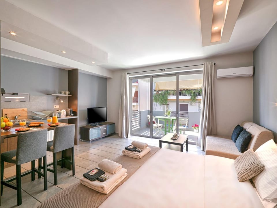 Bed, TV and multimedia, Balcony/Terrace, Kitchen or kitchenette, Living room, Photo of the whole room, Seating area, Dining area, Bedroom, towels