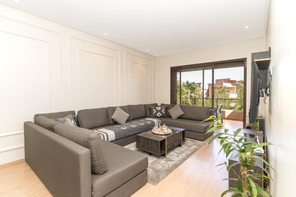 Luxury 3BD Golf View Pool Fast Fiber WiFi Apartment in Marrakesh