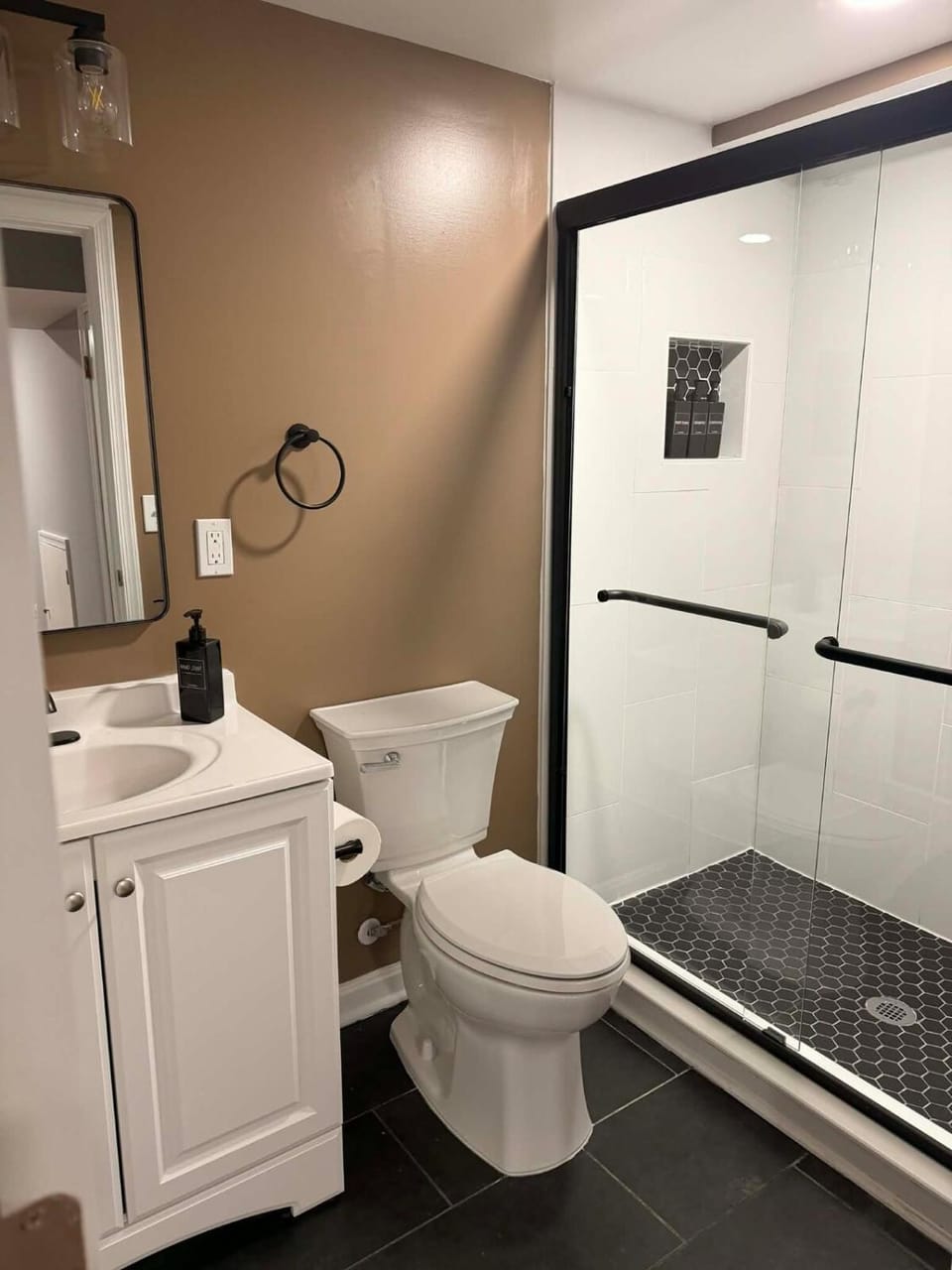 Charming 5 Bed with Spacious Yard with HotTub House in Carney