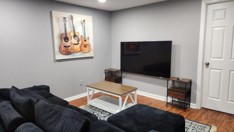 Charming 5 Bed with Spacious Yard with HotTub House in Carney