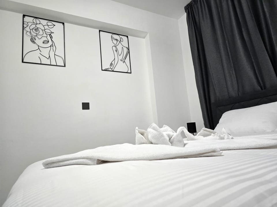 Bed, Bedroom, towels