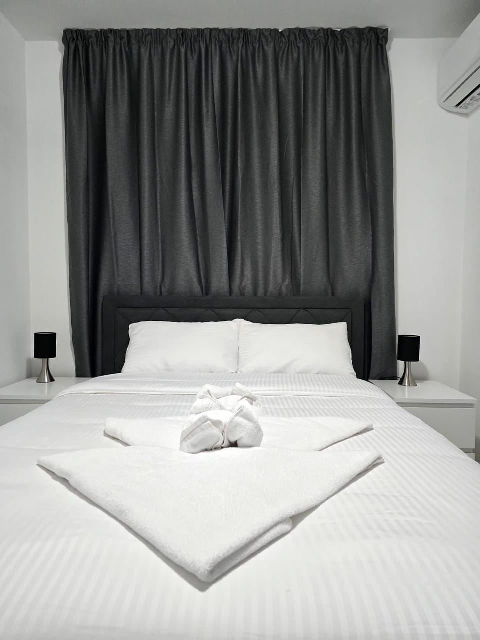 Bed, Bedroom, towels