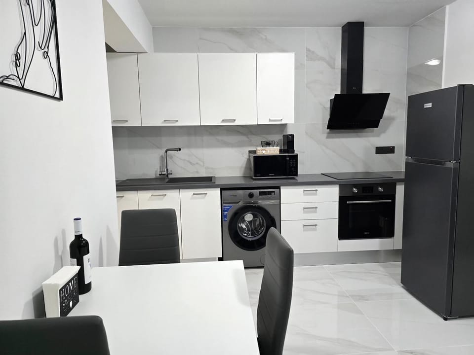 Kitchen or kitchenette, Dining area, oven, washing machine