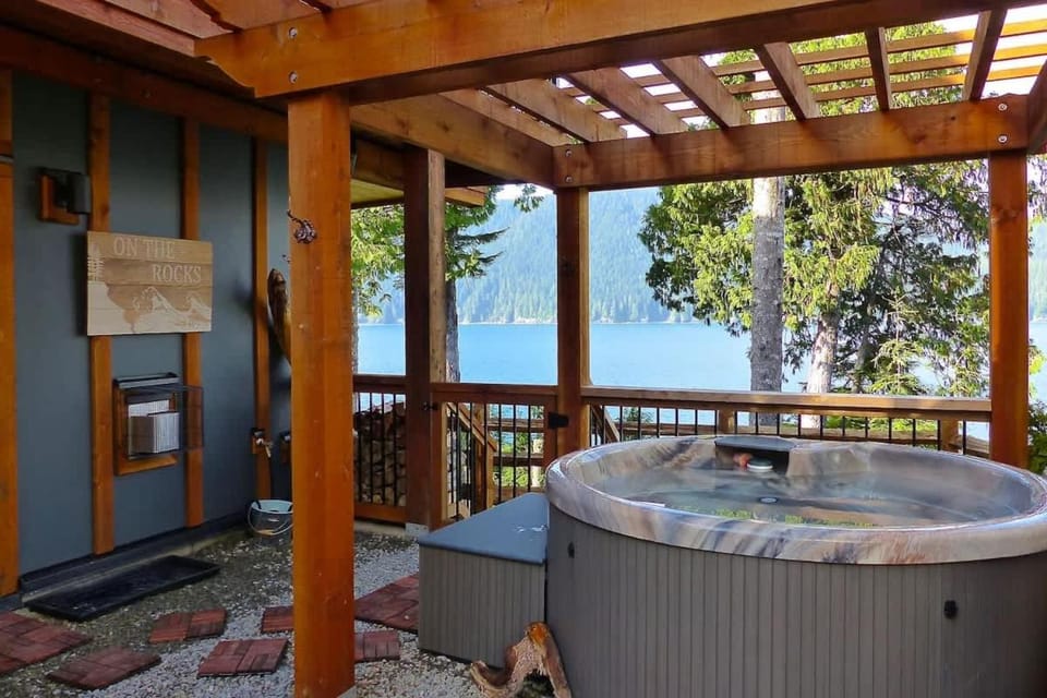 Oceanfront Suite with Hot Tub - No Pets - Sleep 4 House in Cowichan Valley