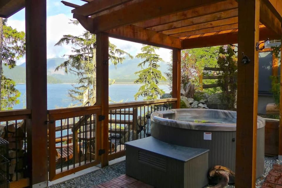 Oceanfront Suite with Hot Tub - No Pets - Sleep 4 House in Cowichan Valley
