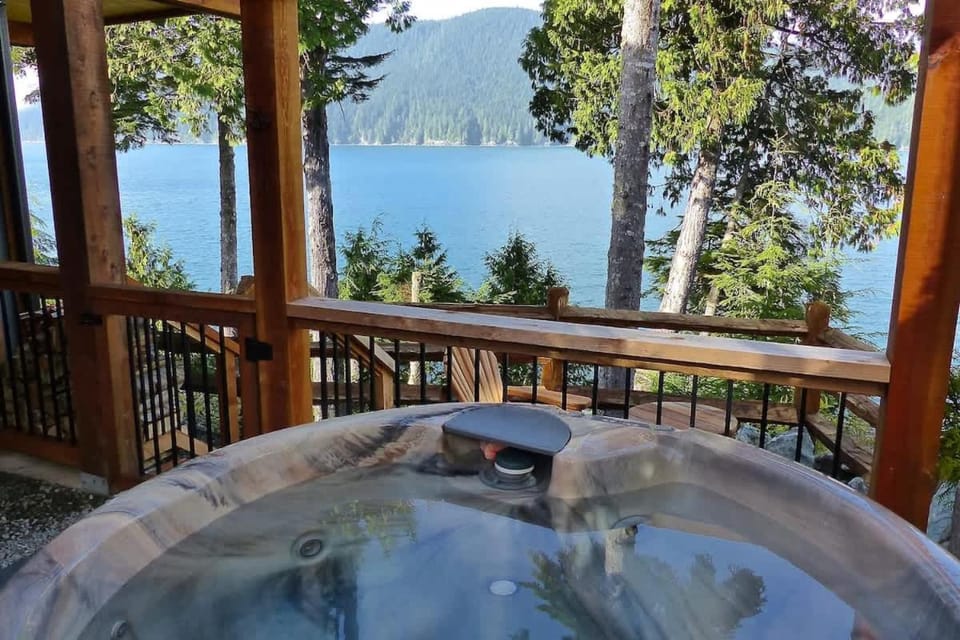 Oceanfront Suite with Hot Tub - No Pets - Sleep 4 House in Cowichan Valley