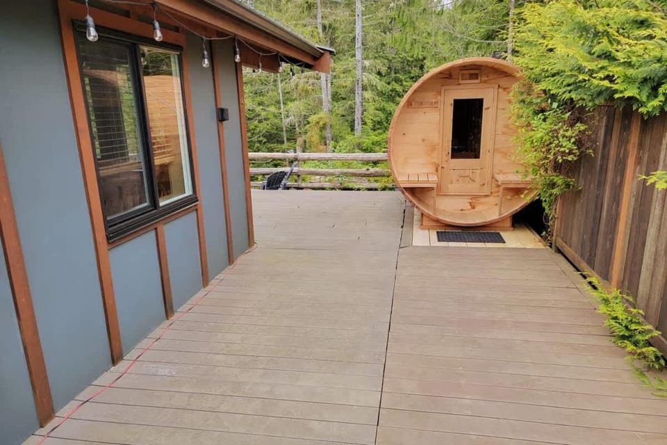 Explorer's Retreat Sauna & Bunkhouse & Fire pit House in Cowichan Valley