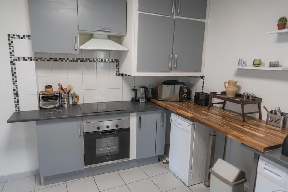 Coffee/tea facilities, Kitchen or kitchenette, oven, stove, toaster