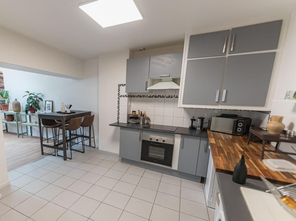 Kitchen or kitchenette, Dining area, dishwasher, oven, stove