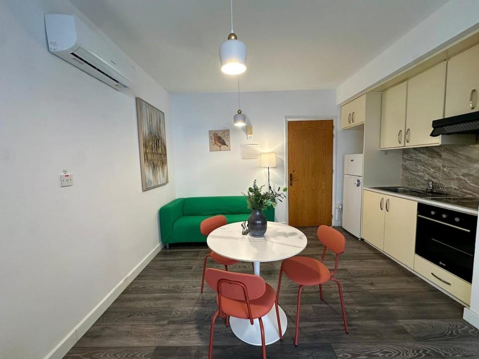 Kitchen or kitchenette, Living room, Seating area, Dining area, oven, stove
