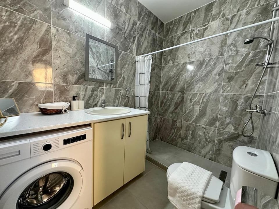 Shower, Toilet, Bathroom, towels, washing machine