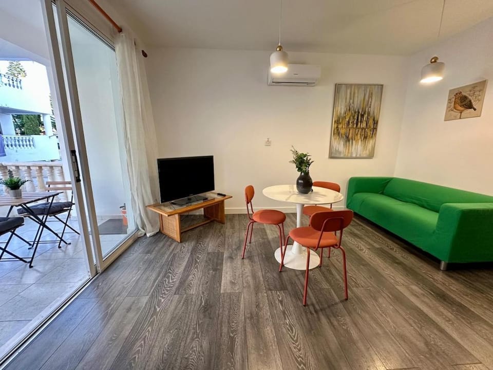 TV and multimedia, Living room, Seating area, Dining area, air conditioner