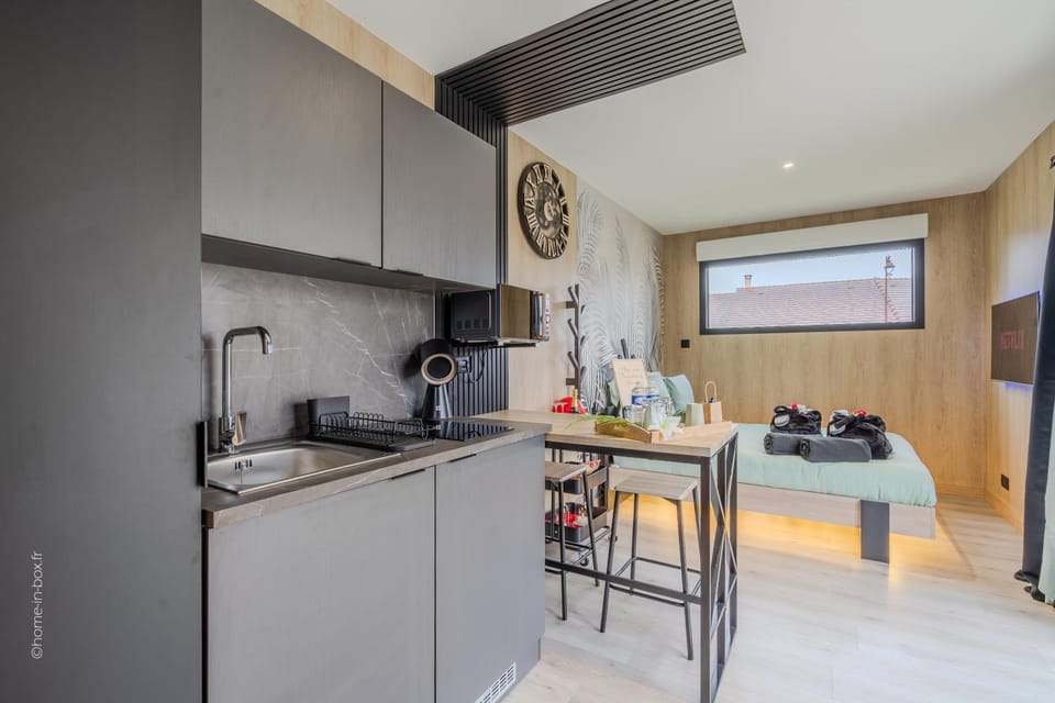 Coffee/tea facilities, Kitchen or kitchenette, Dining area, stove, kitchen