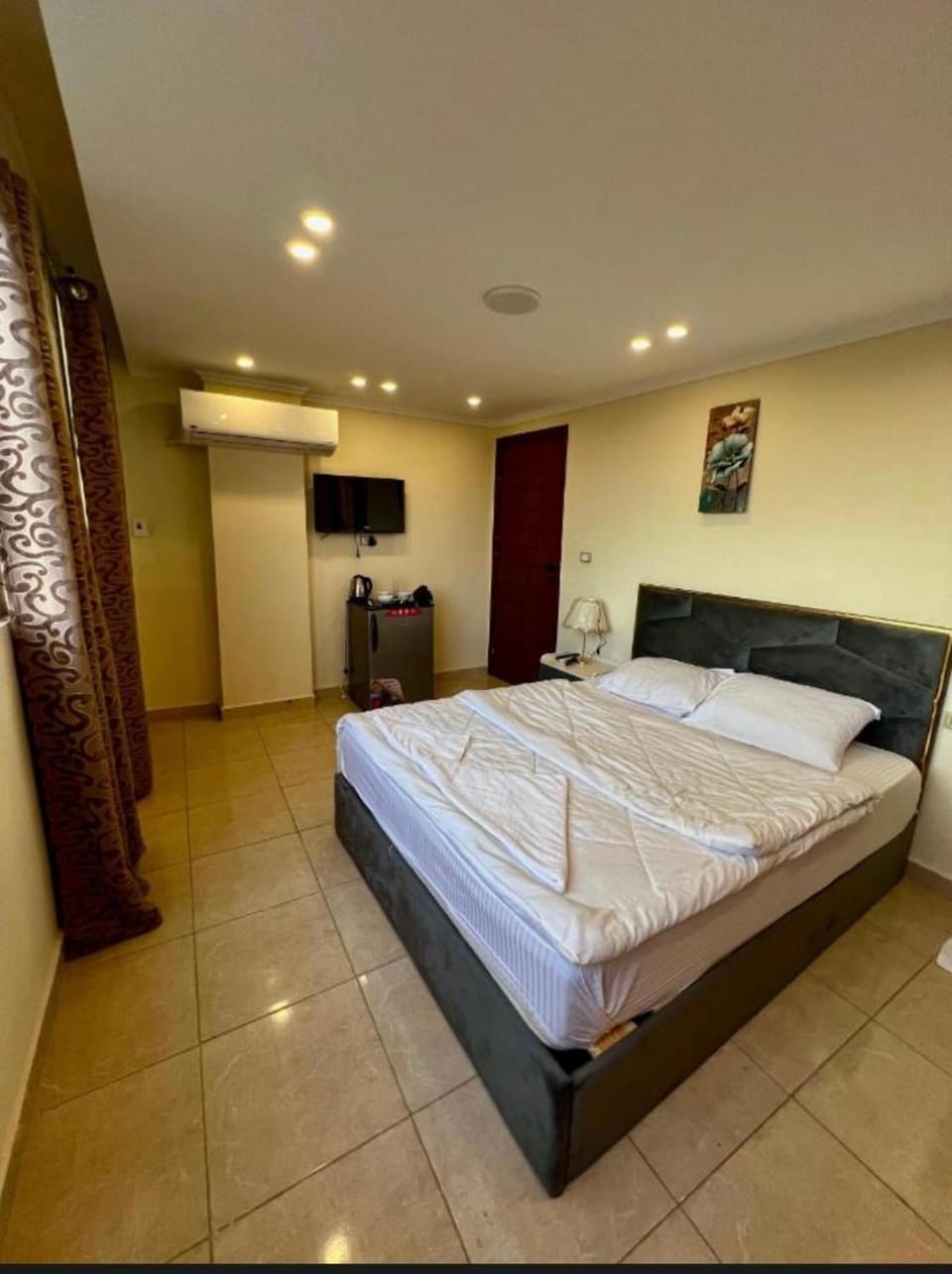 Bed, TV and multimedia, Photo of the whole room, Bedroom