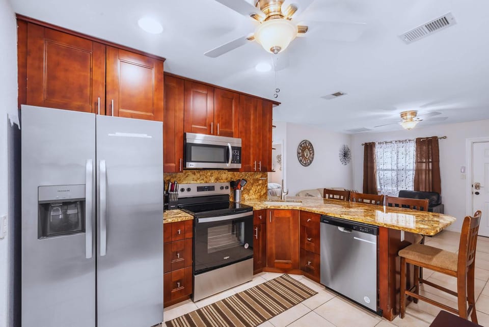 Charming Beachside Retreat #1 - Steps to the Beach House in Indian Rocks Beach