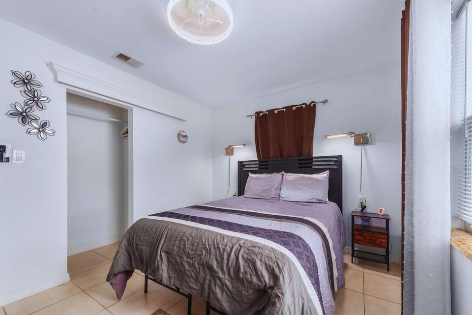 Charming Beachside Retreat #1 - Steps to the Beach House in Indian Rocks Beach