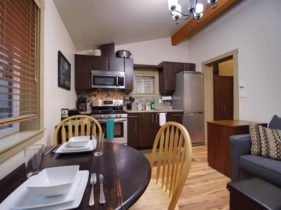 Hot tub Oasis Among Trees - Pet Friendly House in Cowichan Valley