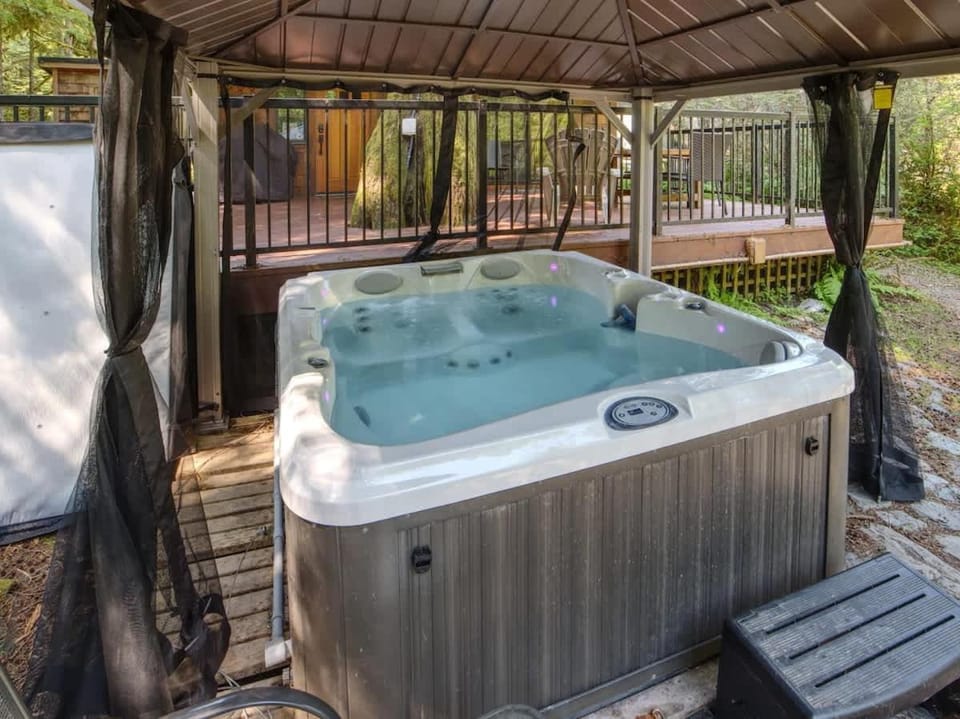 Hot tub Oasis Among Trees - Pet Friendly House in Cowichan Valley