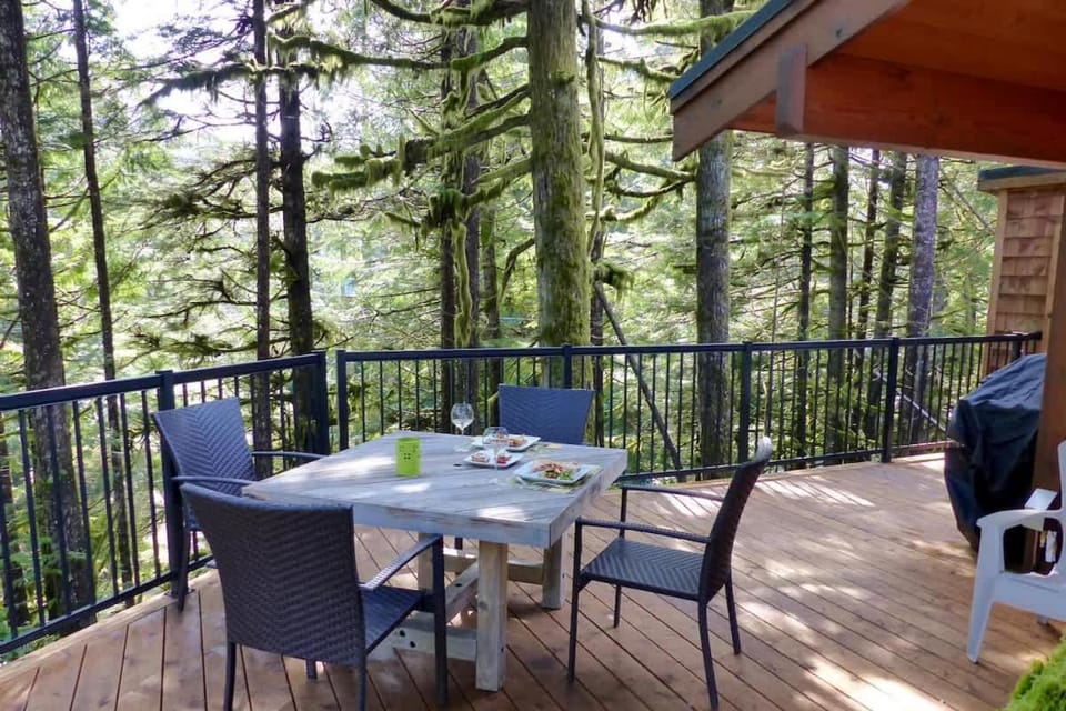 Hot tub Oasis Among Trees - Pet Friendly House in Cowichan Valley