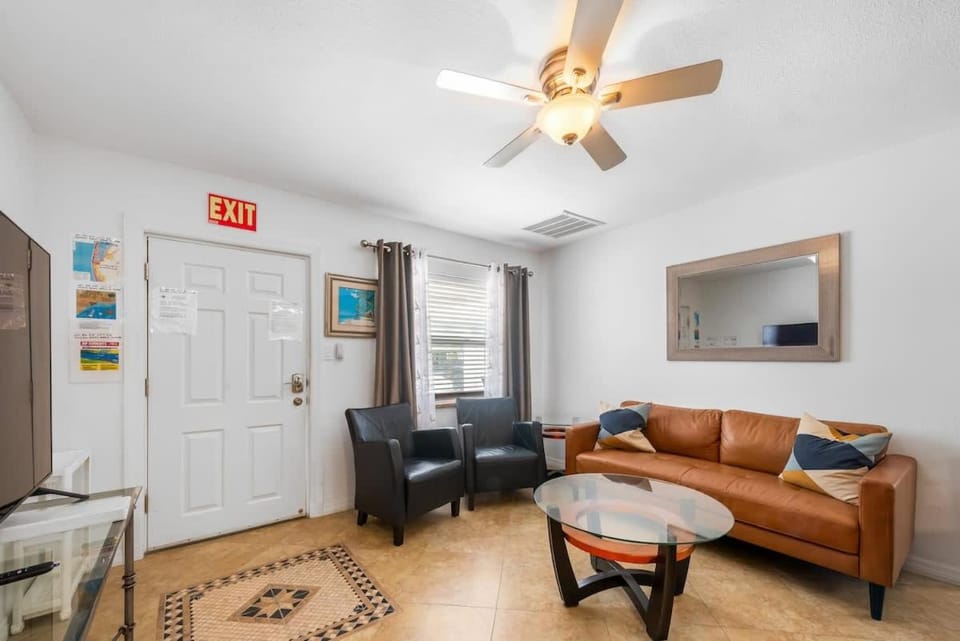 Charming Beachside Retreat #2 - Steps to the Beach House in Indian Rocks Beach