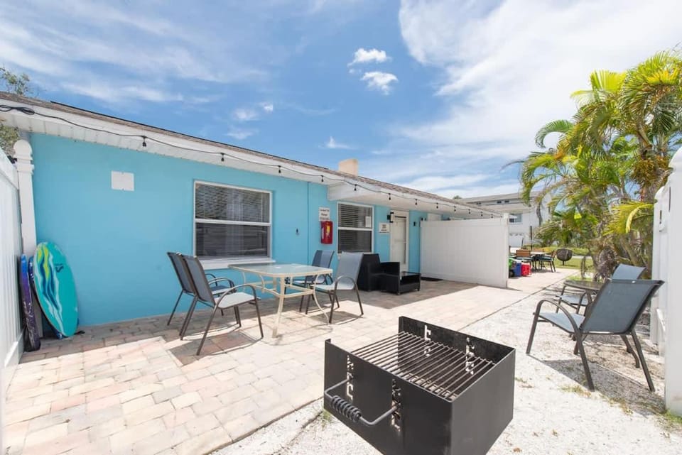 Charming Beachside Retreat #2 - Steps to the Beach House in Indian Rocks Beach