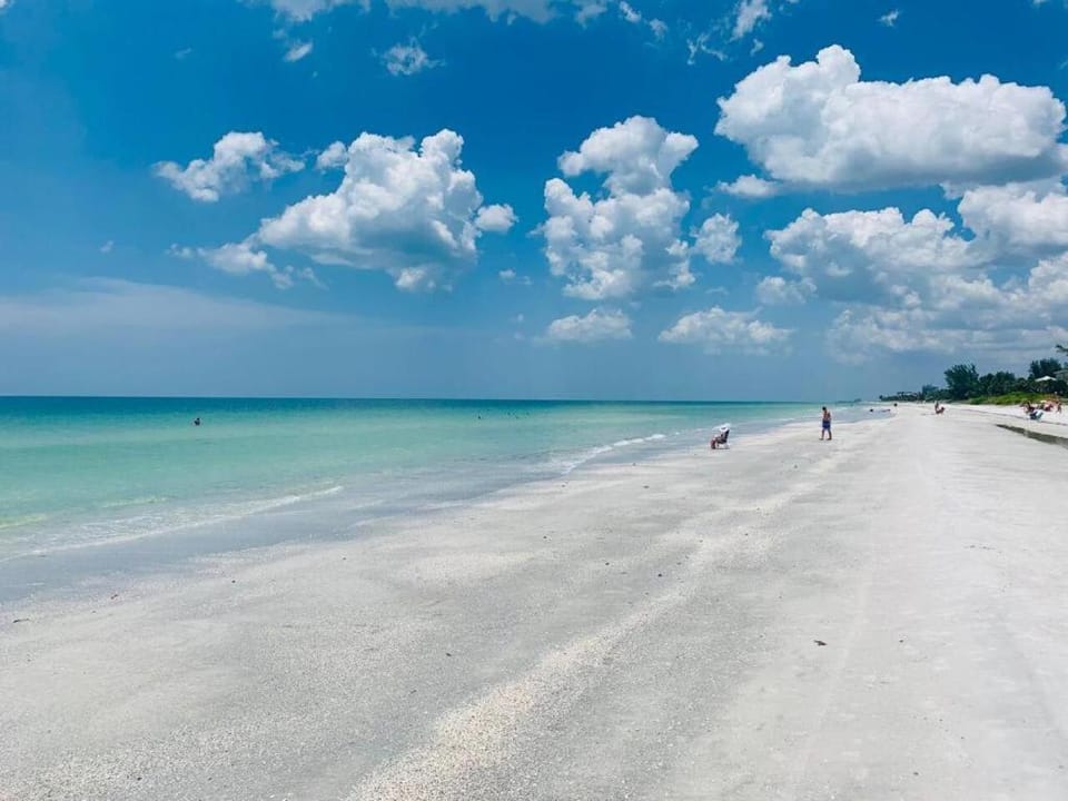 Charming Beachside Retreat #2 - Steps to the Beach House in Indian Rocks Beach