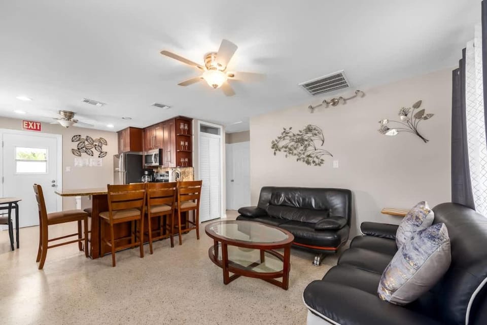 Charming Beachside Retreat #3 - Steps to the Beach House in Indian Rocks Beach
