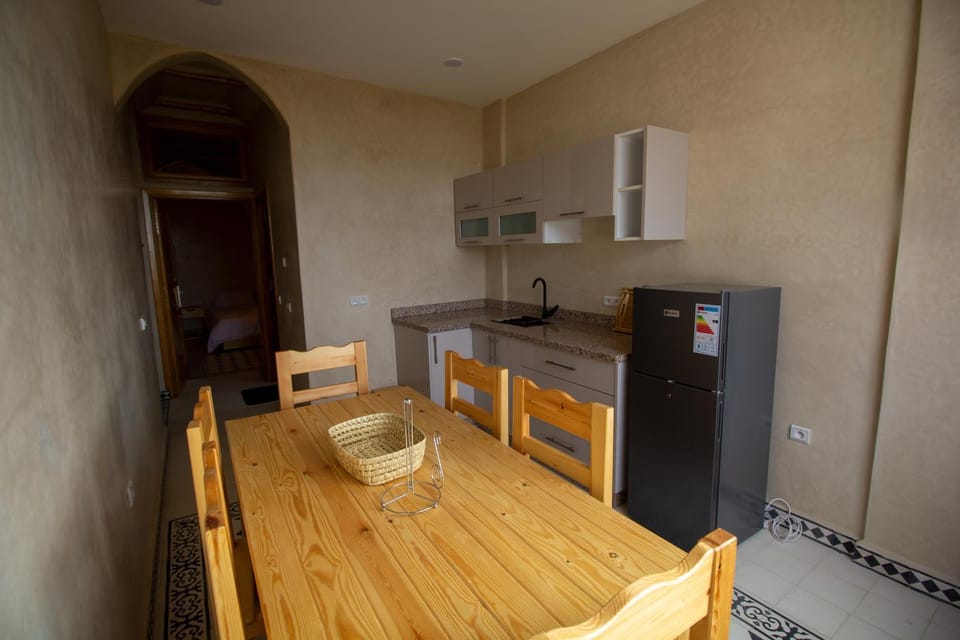 Kitchen or kitchenette, Dining area, oven, stove