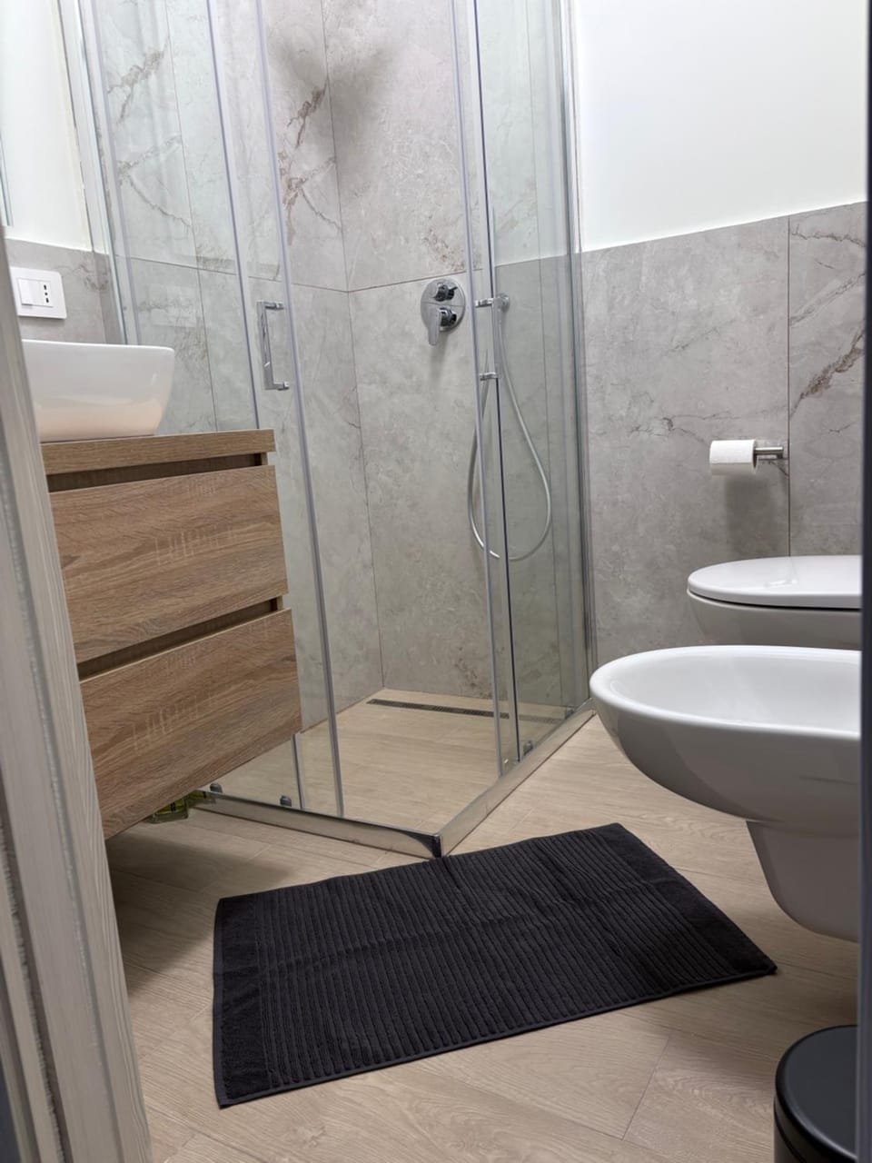 Shower, Toilet, Bathroom, bidet, towels