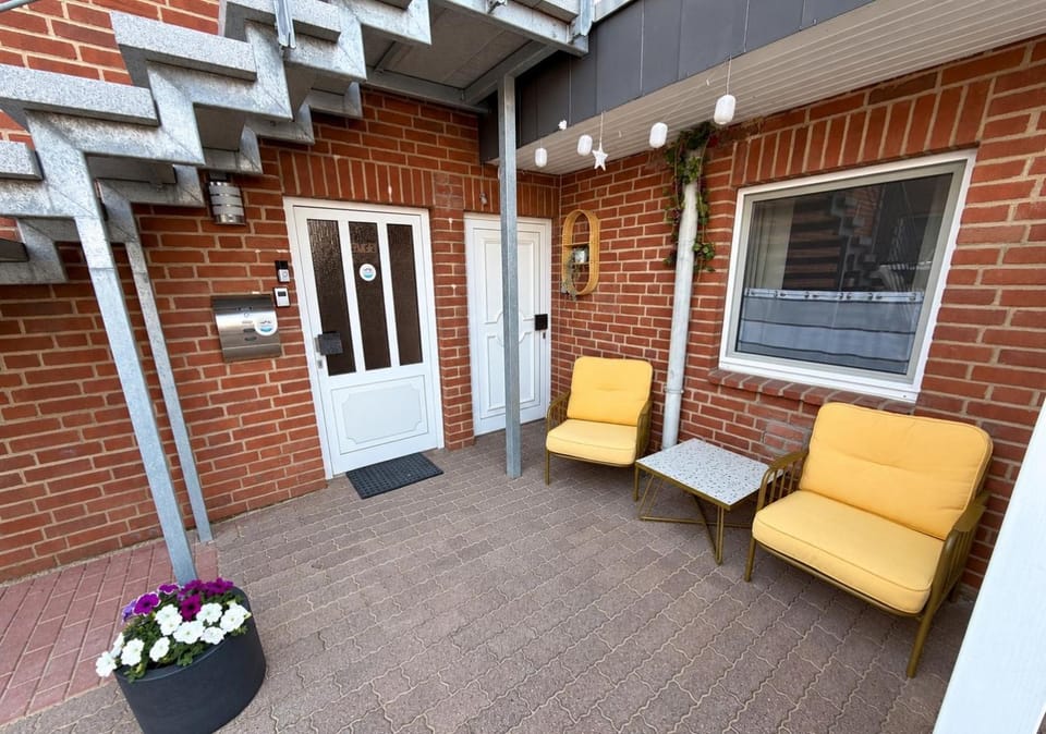 Property building, Patio, Day, Balcony/Terrace, Seating area