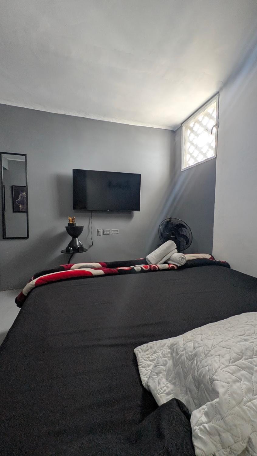 Bed, TV and multimedia, Photo of the whole room, Bedroom