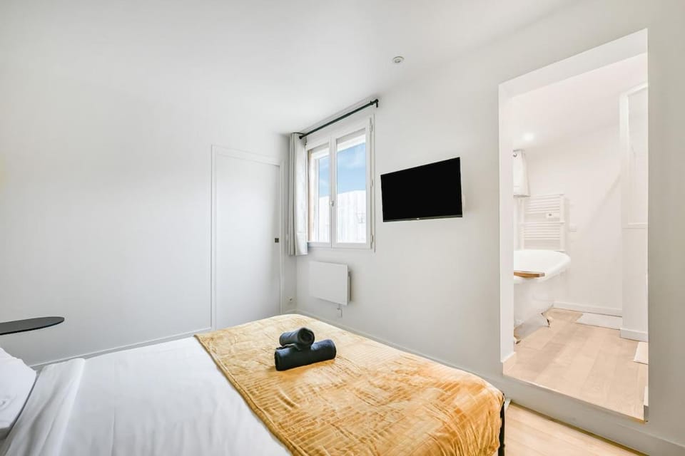 Photo of the whole room, Bedroom