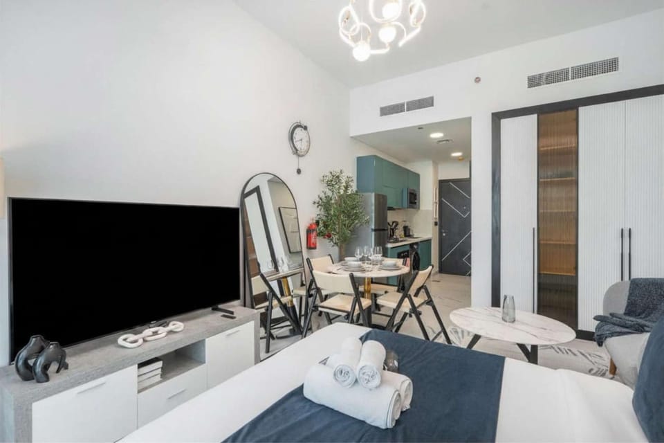 Free housekeeping visits during your stay - StayShort - Al Barsha Studio sleeps 2 with Private Balcony Apartment in Dubai