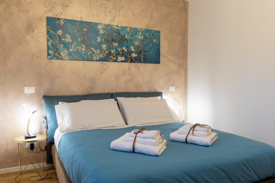 Bedroom, towels