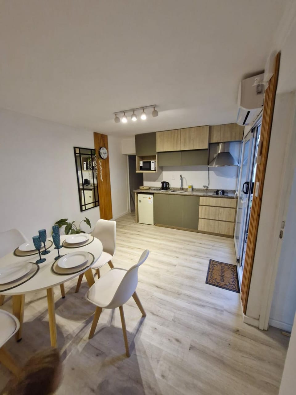 Kitchen or kitchenette, Dining area