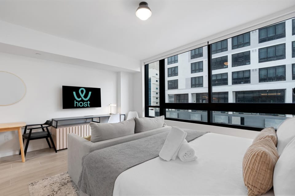 Bed, TV and multimedia, Seating area