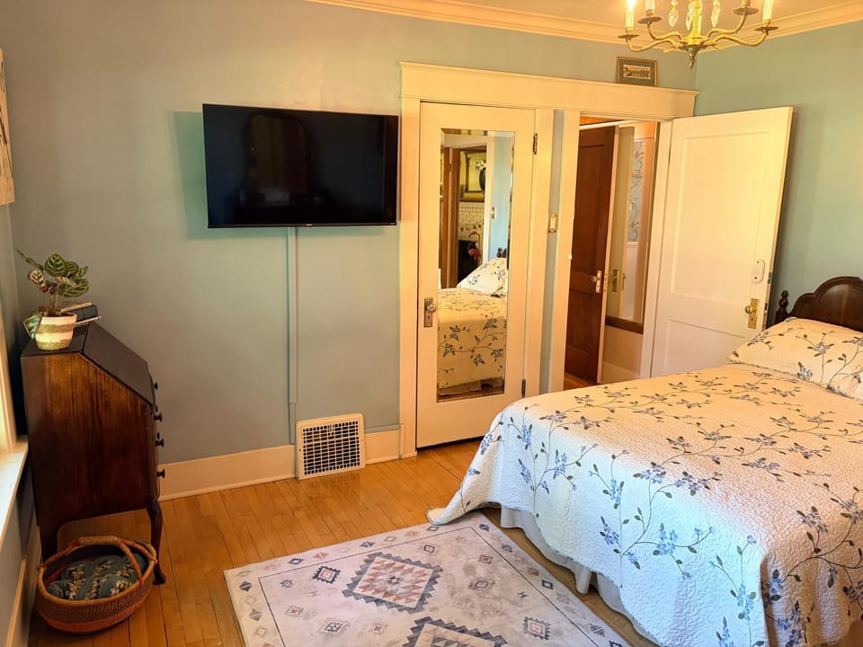 This Old Frat House Bed & Breakfast Bed and Breakfast in Missoula