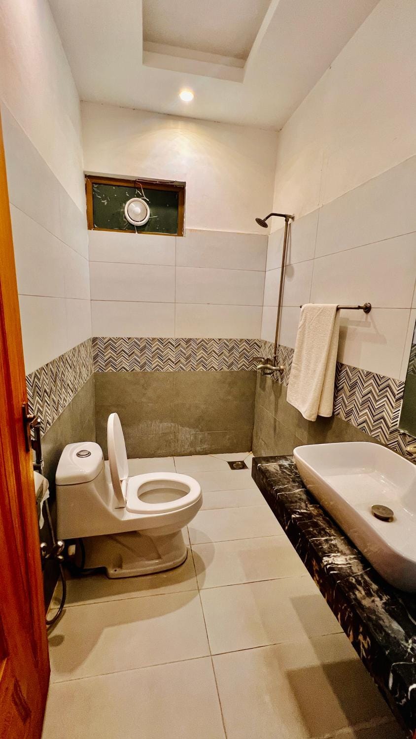 Shower, Toilet, Bathroom, Bath, bidet, towels