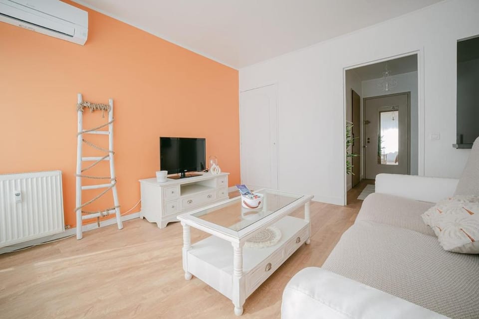 Communal lounge/ TV room, Bed, TV and multimedia, Living room, Photo of the whole room, Seating area, internet, air conditioner