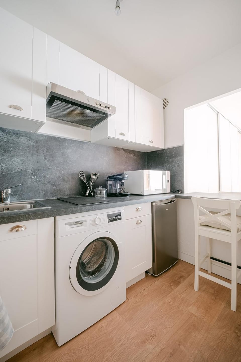 Kitchen or kitchenette, dishwasher, minibar, stove, toaster, washing machine