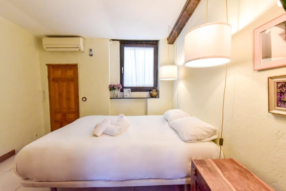 Bed, Bedroom, towels, air conditioner