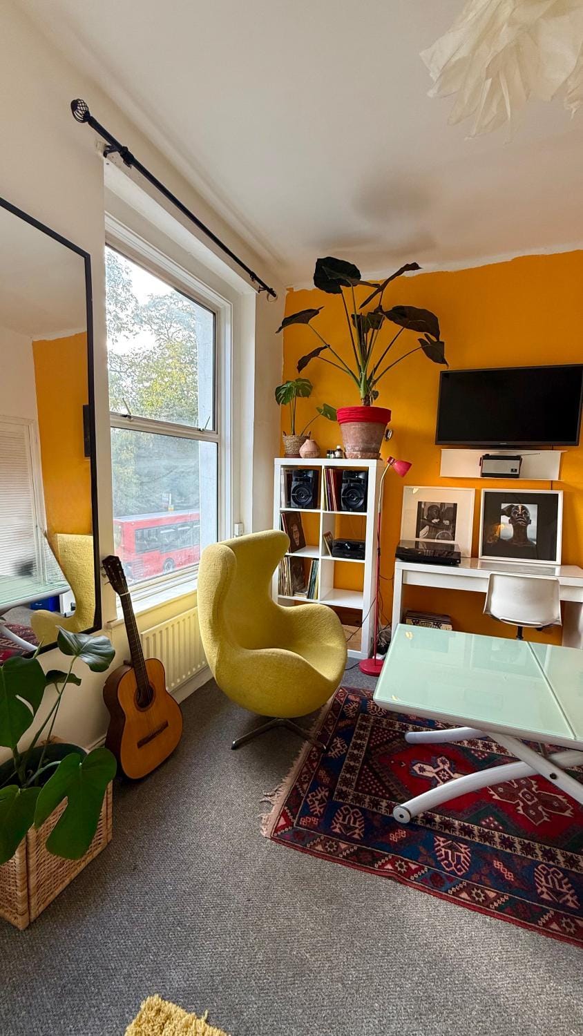 Sunny Opposite the Park, Central Steps from It All! Apartment in London Borough of Southwark