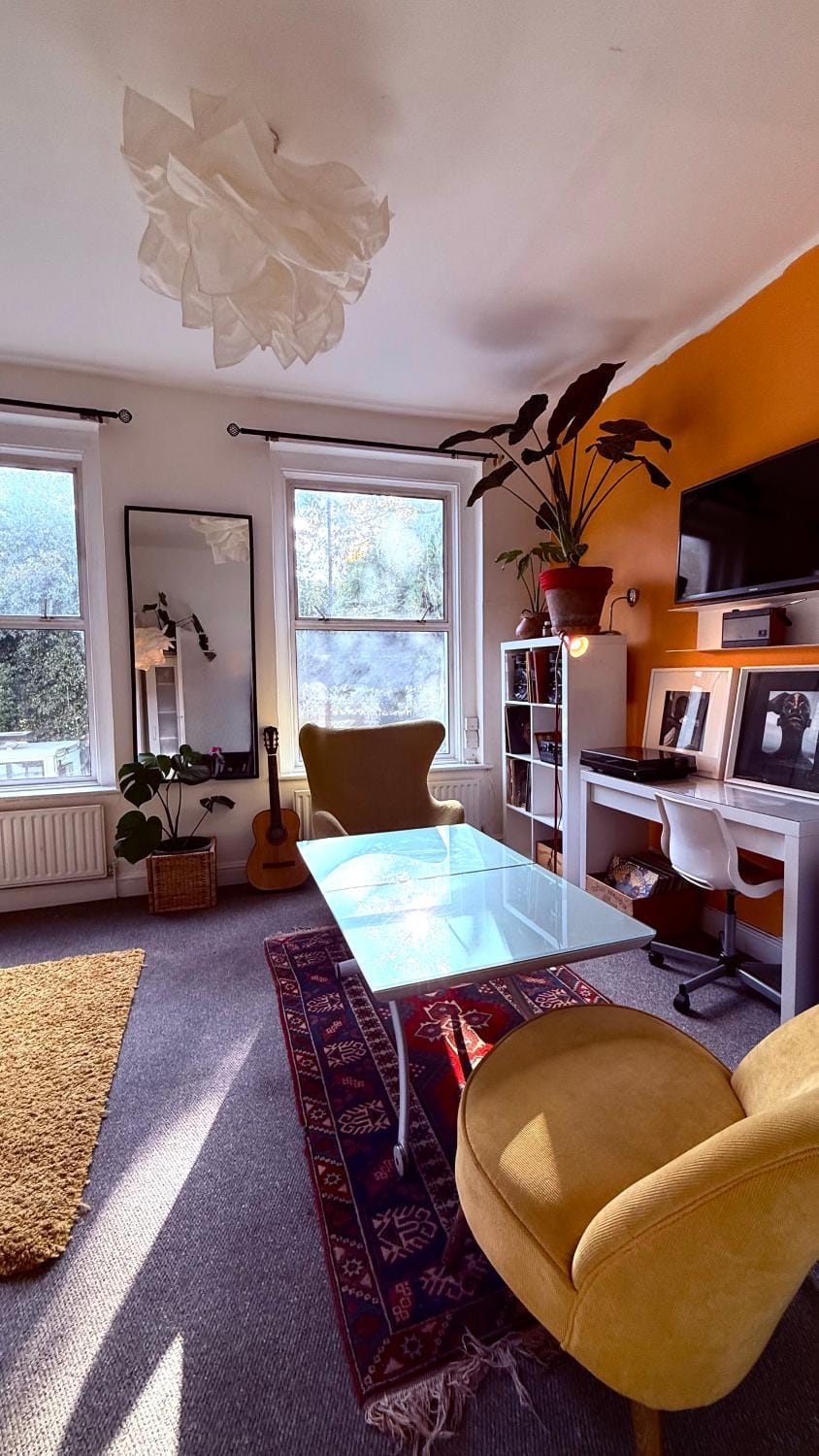 Sunny Opposite the Park, Central Steps from It All! Apartment in London Borough of Southwark